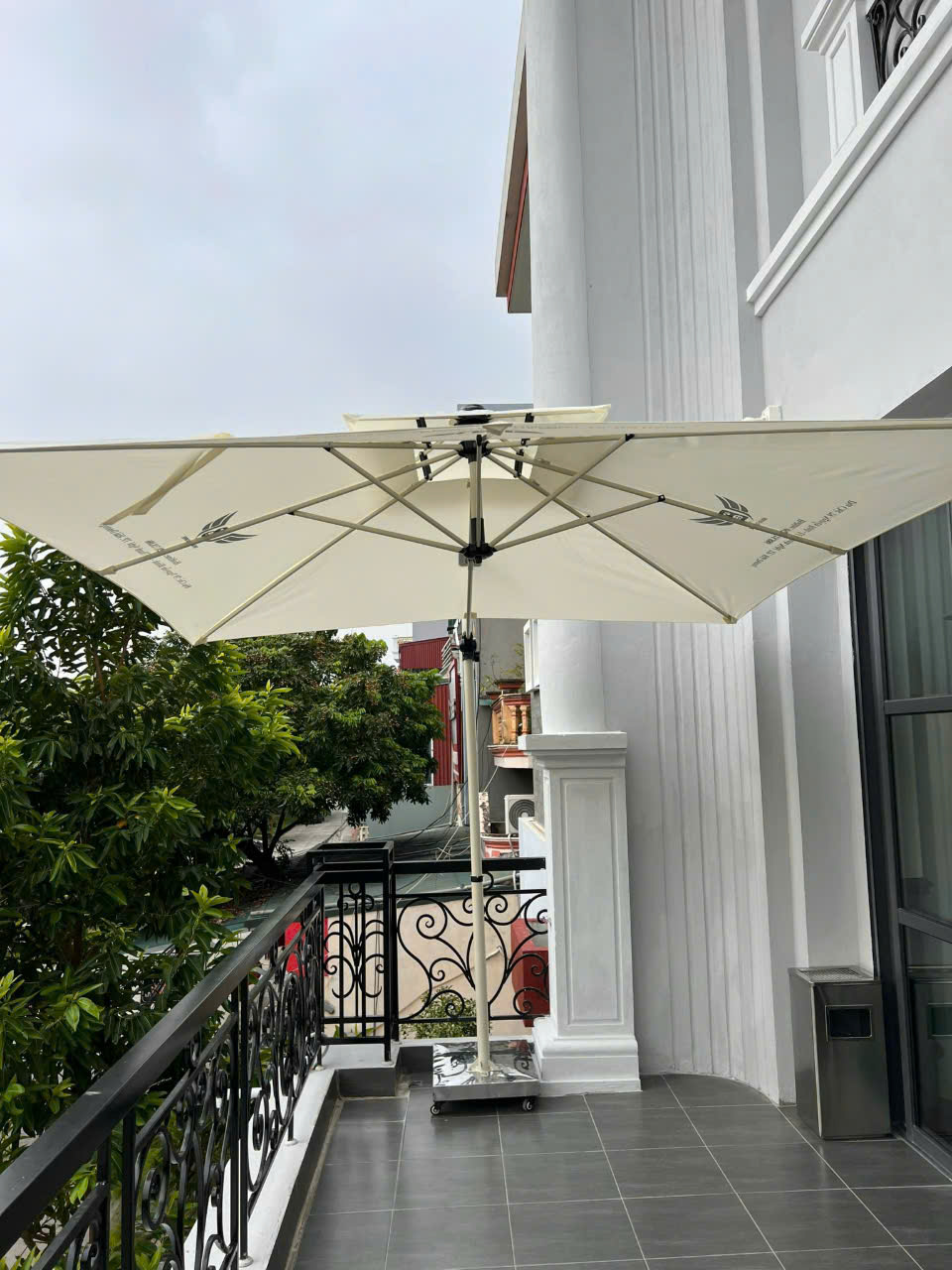 Dù hòa phát lệch tâm hệ nâng hạ màu trắng