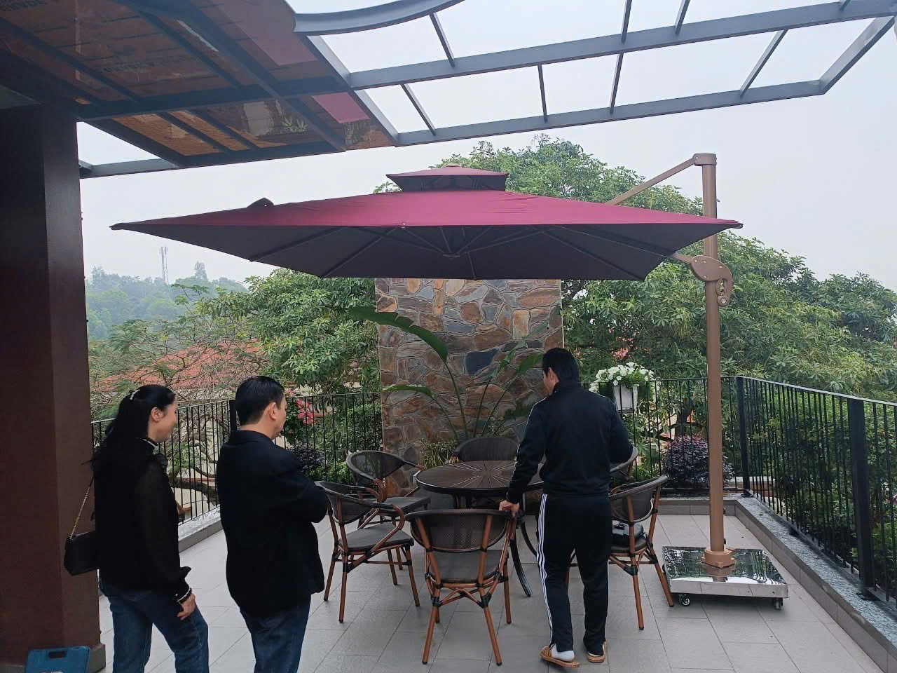 Dù hòa phát lệch tâm vuông 3m hợp kim nhôm xoay 360 màu đỏ