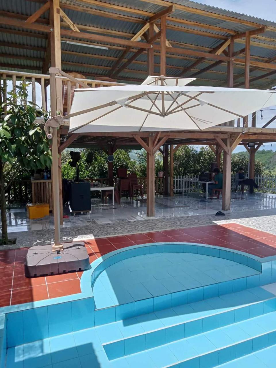 Dù hòa phát lệch tâm vuông 3m hợp kim nhôm xoay 360 màu trắng