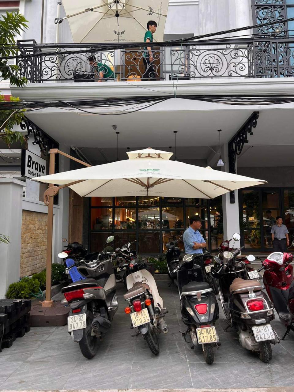 Dù hòa phát lệch tâm vuông 3m hợp kim nhôm xoay 360 màu trắng