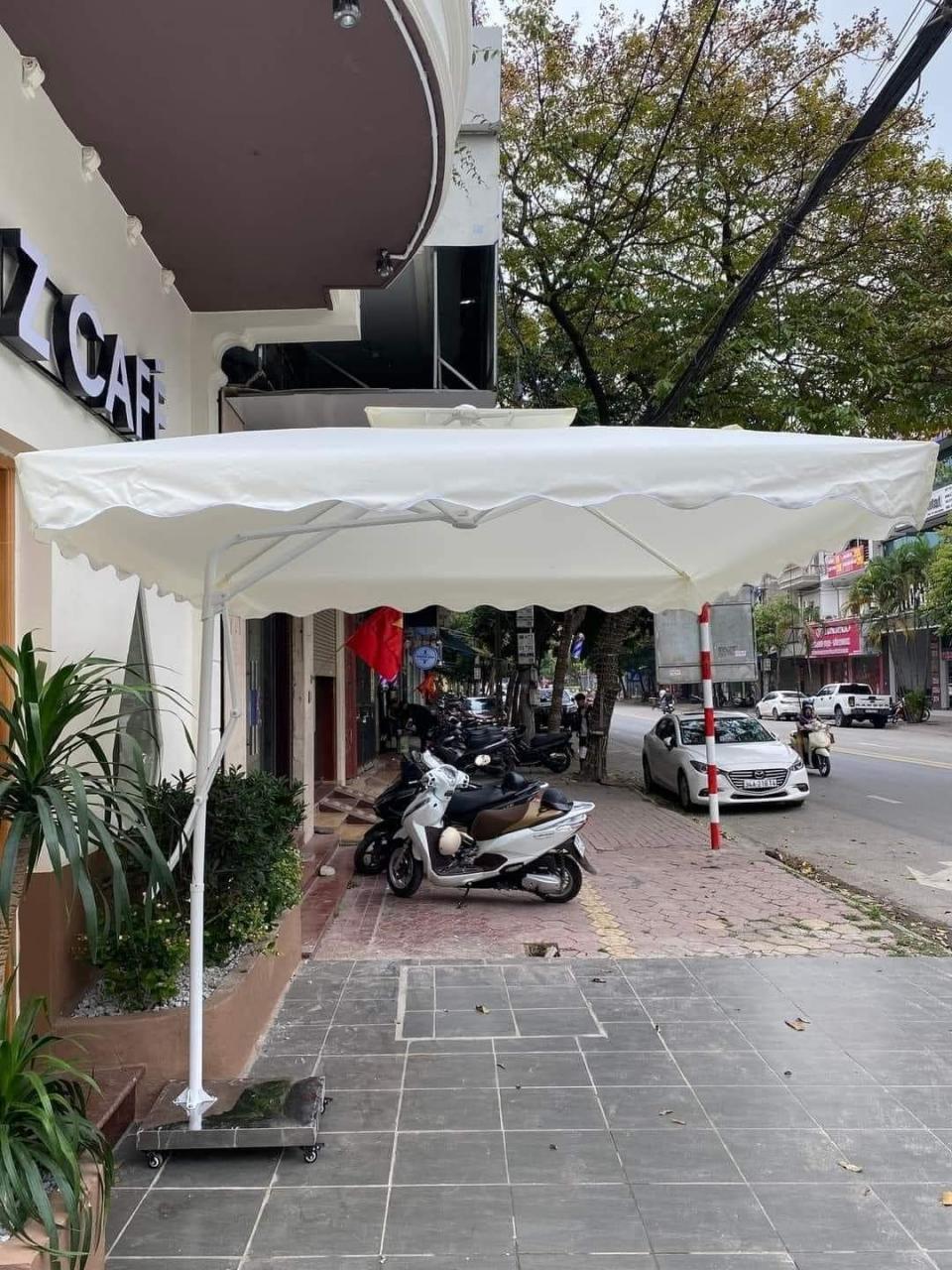 Ô dù hòa phát lệch tâm vuông 2m5 màu trắng