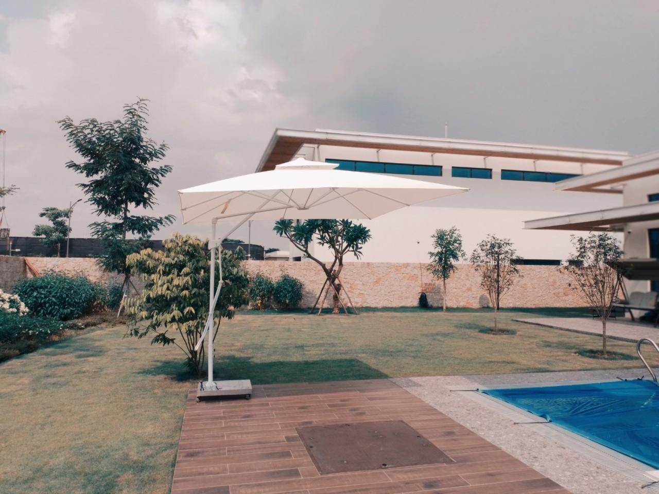 Ô dù hòa phát lệch tâm vuông 3m màu trắng